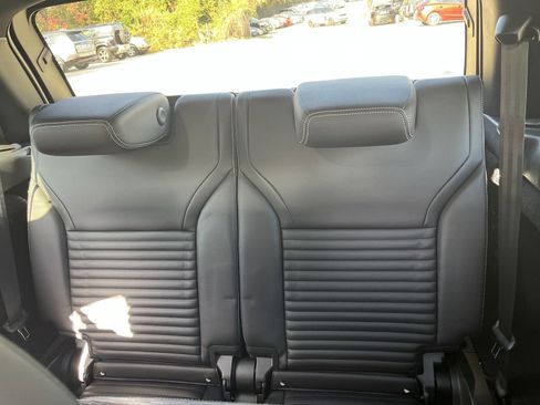 Used 2025 Land Rover Discovery S image 27