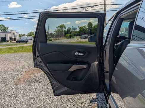 Used 2019 Jeep Cherokee Limited AWD/4WD image 11