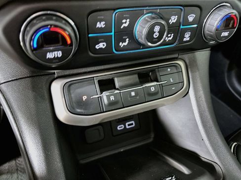Used 2021 GMC Acadia Denali w/ Denali Ultimate Package AWD/4WD image 17