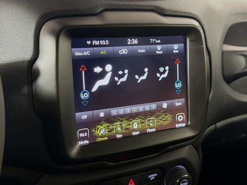 Used 2023 Jeep Renegade Latitude AWD/4WD image 16