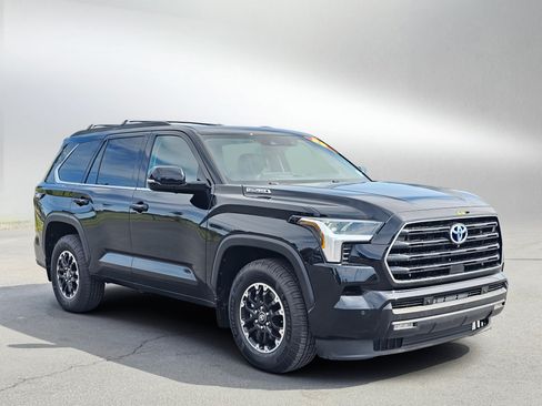 Used 2023 Toyota Sequoia SR5 w/ SR5 Premium Package AWD/4WD image 7
