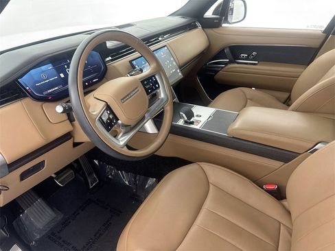 Used 2025 Land Rover Range Rover SE image 9