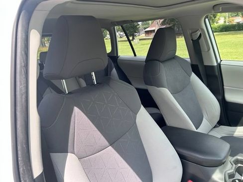 Used 2019 Toyota RAV4 XLE AWD/4WD image 26