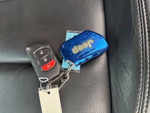 Used 2020 Jeep Wrangler Unlimited Sahara image 35