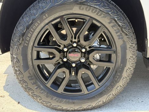 Used 2024 GMC Yukon XL AT4 w/ Technology Package image 11