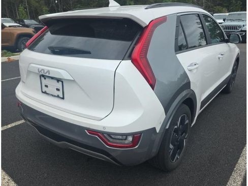 Used 2023 Kia Niro Wave w/ Wave Preserve Package FWD image 3