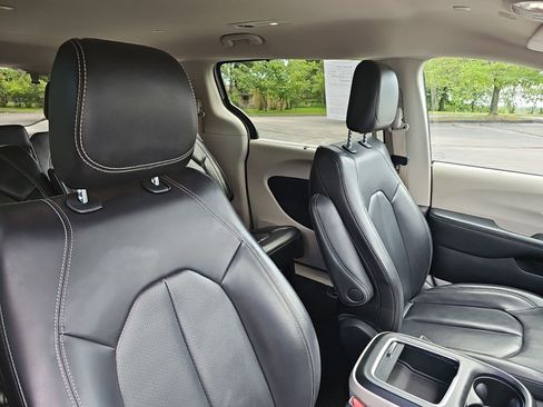 Used 2023 Chrysler Pacifica Touring-L FWD image 13