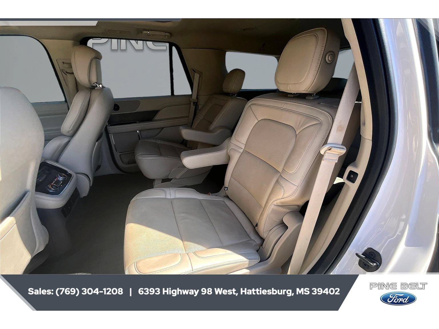Used 2018 Lincoln Navigator Select w/ Technology Package RWD image 19