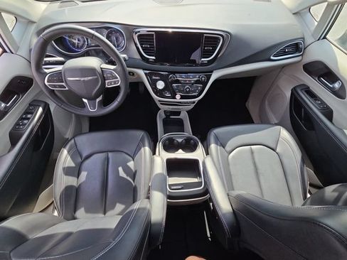 Used 2023 Chrysler Pacifica Touring-L FWD image 13