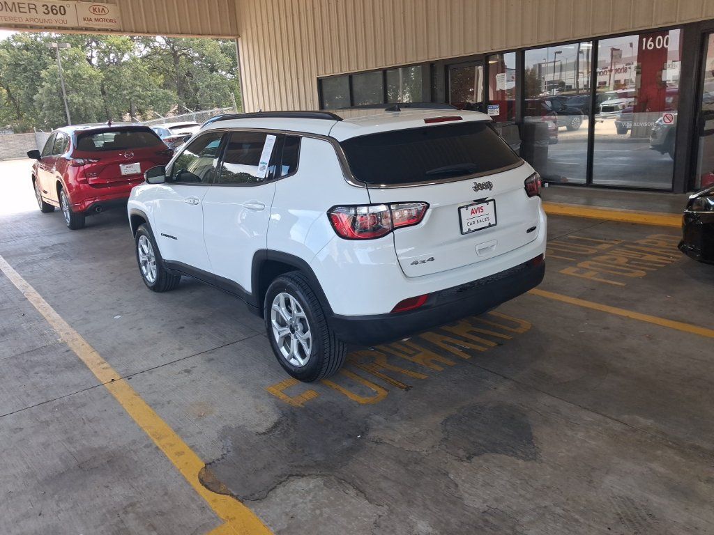 Used 2025 Jeep Compass Latitude w/ Sun & Sound Group AWD/4WD image 8
