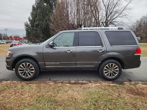 Used 2017 Lincoln Navigator Select image 1