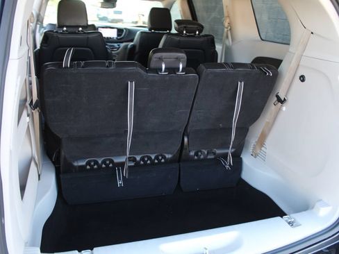 Used 2023 Chrysler Pacifica Touring-L FWD image 33