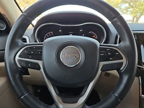 Used 2022 Jeep Grand Cherokee Laredo E image 30