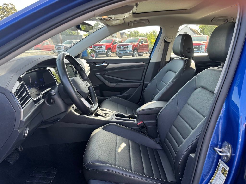Used 2024 Volkswagen Jetta SE FWD image 5