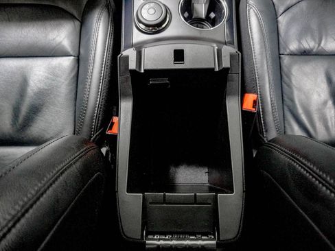 Used 2017 Ford Explorer XLT w/ Equipment Group 202A AWD/4WD image 29