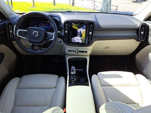 Used 2023 Volvo XC40 B4 Ultimate image 8