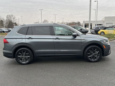 Used 2024 Volkswagen Tiguan SE image 9