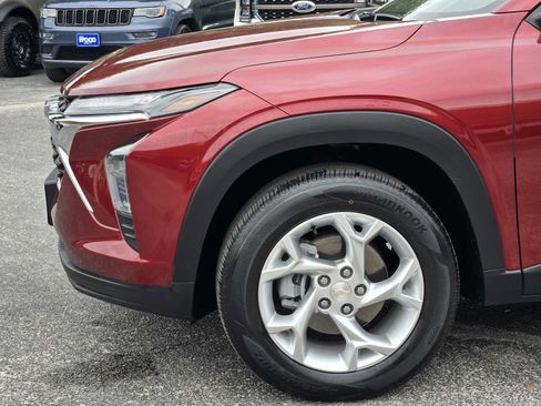 Used 2024 Chevrolet Trax LS w/ LS Convenience Package FWD image 8