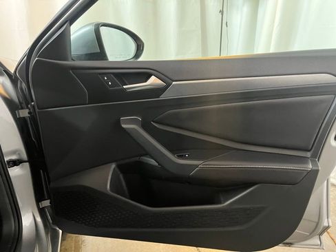 Certified 2023 Volkswagen Jetta SE image 12