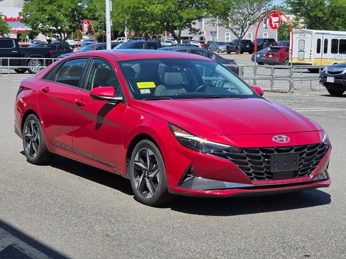 Used 2022 Hyundai Elantra Limited FWD image 3