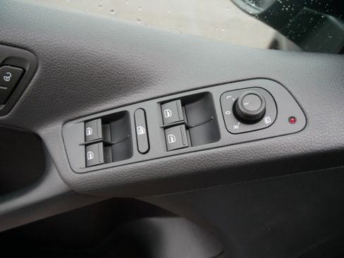 Used 2016 Volkswagen Tiguan S image 16