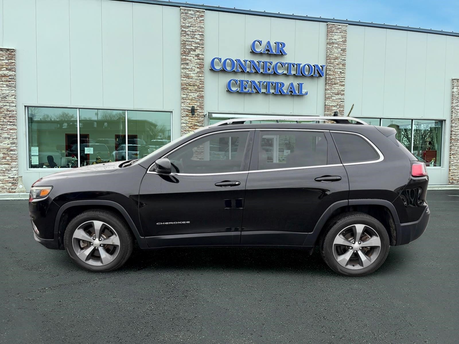 Used 2019 Jeep Cherokee Limited FWD image 2