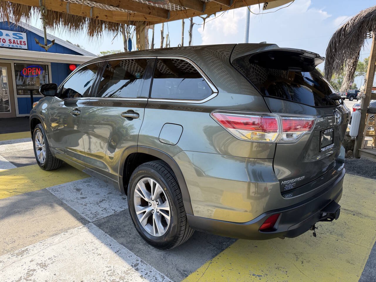 Used 2015 Toyota Highlander Plus FWD image 8