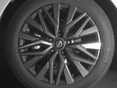 Used 2025 Nissan Altima 2.5 SV FWD image 11