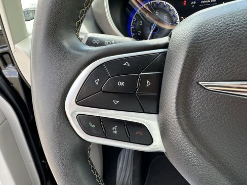 Used 2022 Chrysler Pacifica Touring-L FWD image 24