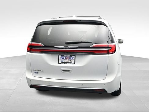 Used 2022 Chrysler Pacifica Touring-L FWD image 4