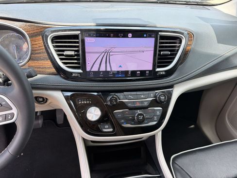 Used 2023 Chrysler Pacifica Limited FWD image 17