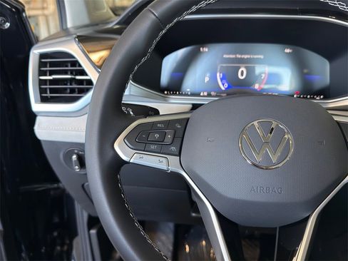 New 2026 Volkswagen Taos SE image 13