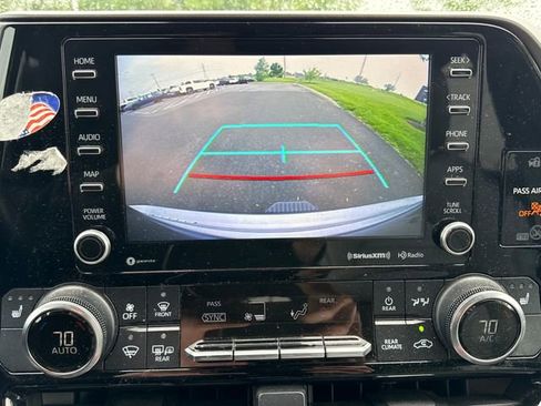 Used 2022 Toyota Highlander XLE AWD/4WD image 30