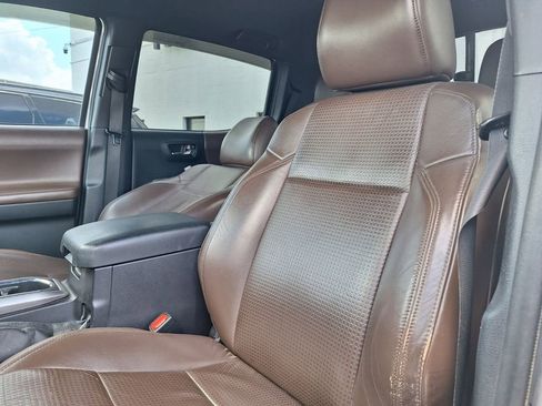 Used 2016 Toyota Tacoma Limited w/ Towing Package image 5