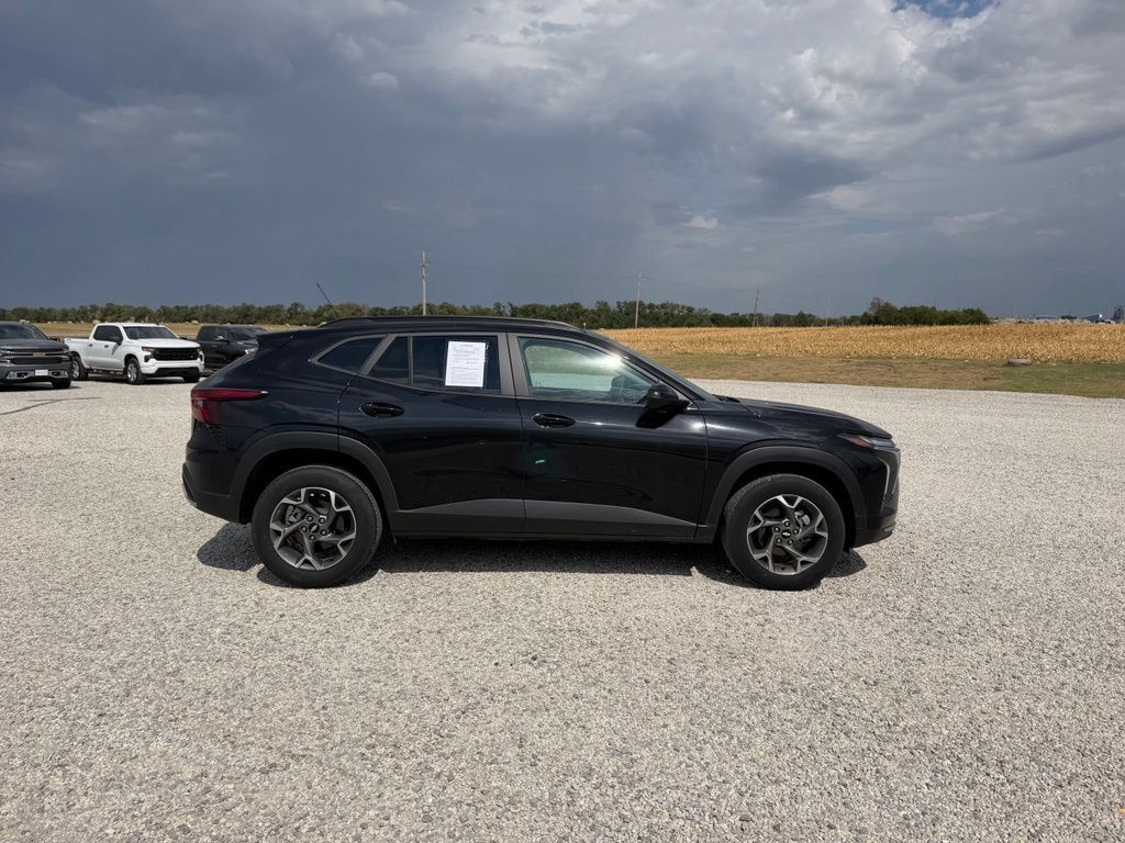 Used 2025 Chevrolet Trax LT FWD image 2