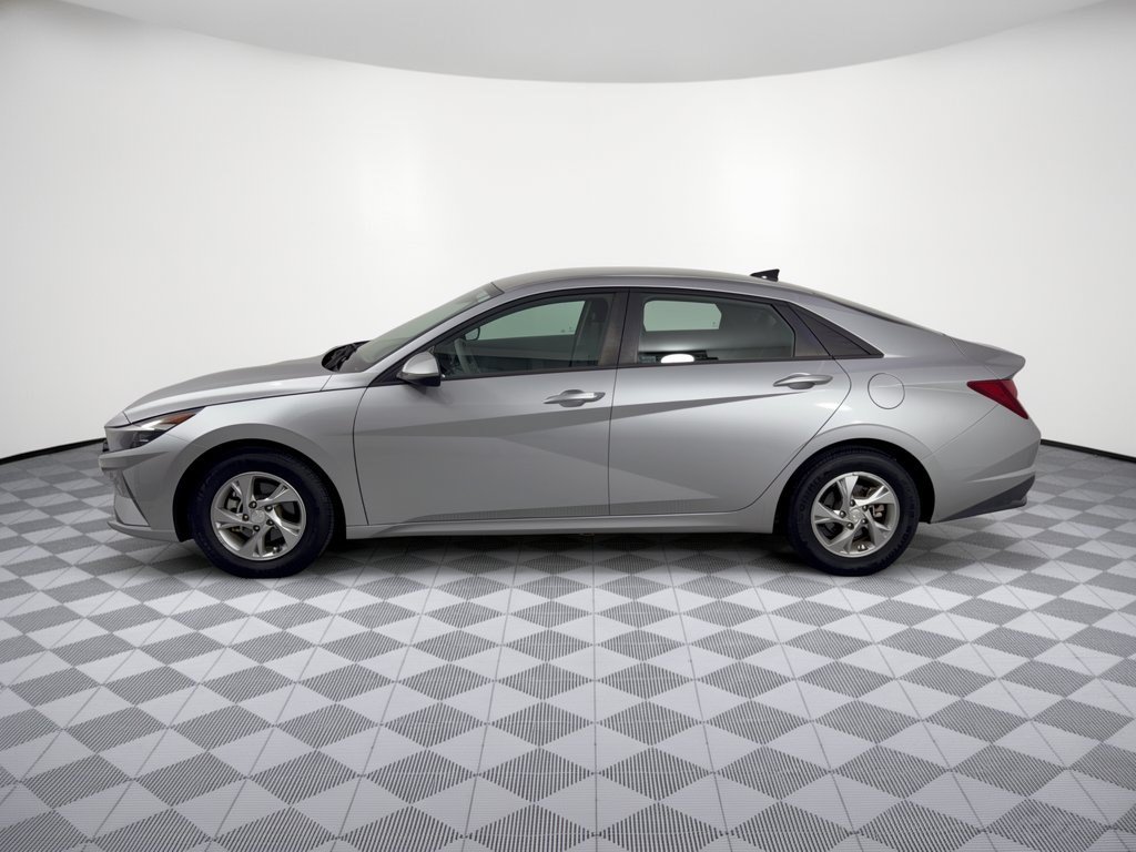 Used 2021 Hyundai Elantra SE FWD image 2