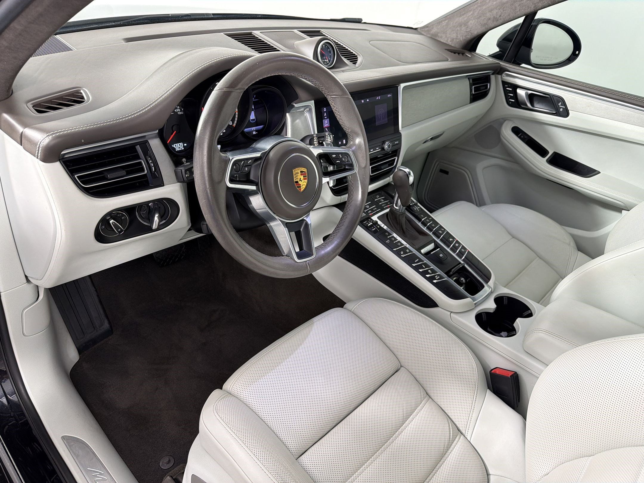 Certified 2021 Porsche Macan Turbo AWD/4WD image 26