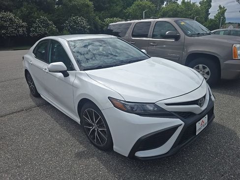 Used 2024 Toyota Camry SE w/ Convenience Package FWD image 3