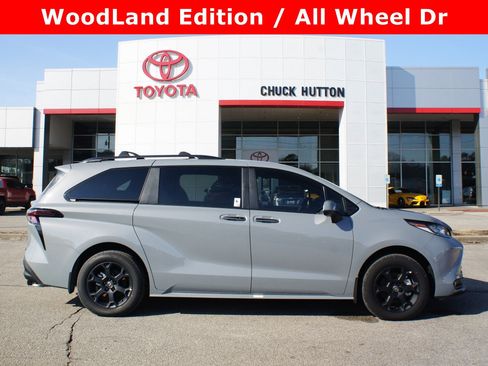 Used 2025 Toyota Sienna XLE Woodland Edition image 1