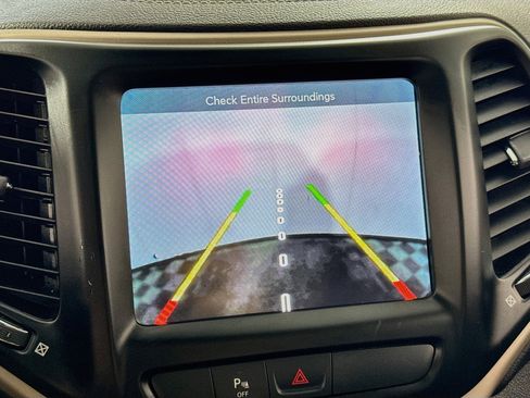 Used 2018 Jeep Cherokee Limited AWD/4WD image 3