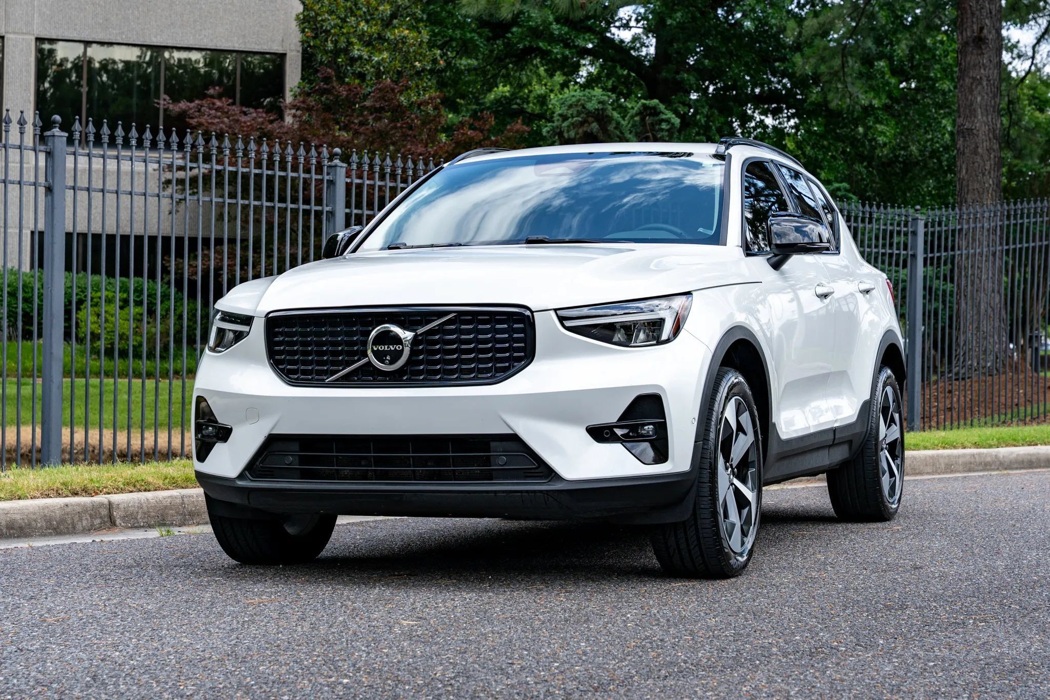 Used 2024 Volvo XC40 B5 Plus AWD/4WD image 2
