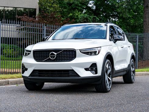 Used 2024 Volvo XC40 B5 Plus AWD/4WD image 2