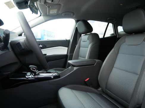 New 2026 Chevrolet Trax LT w/ LT Convenience Package FWD image 4