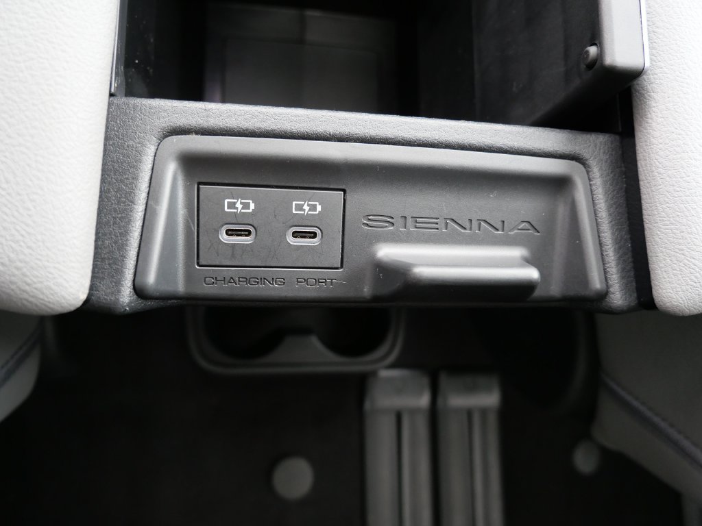 Certified 2025 Toyota Sienna XLE FWD image 32