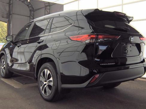 Used 2023 Toyota Highlander XLE AWD/4WD image 6