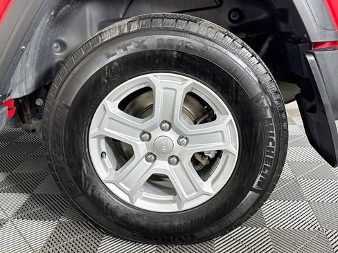 Used 2021 Jeep Wrangler Sport S image 32