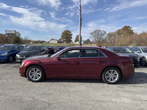 Used 2018 Chrysler 300 Touring w/ Driver Convenience Group image 3