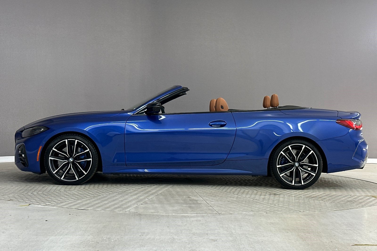 Used 2024 BMW 430i Convertible w/ M Sport Package RWD image 2