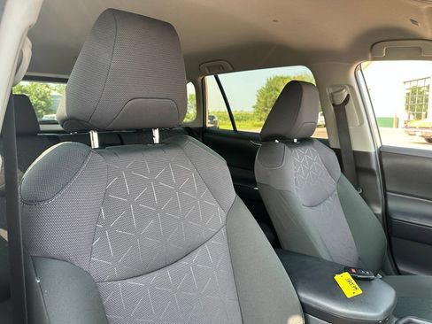 Used 2025 Toyota RAV4 XLE AWD/4WD image 31
