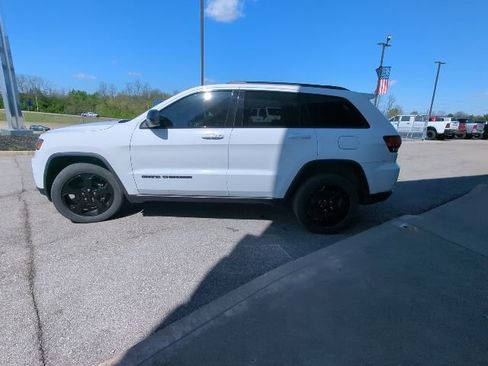 Used 2019 Jeep Grand Cherokee Laredo image 25